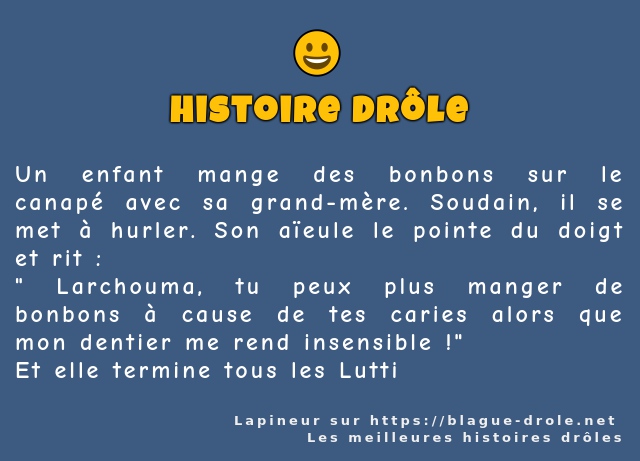 Un enfant mange des bonbons sur le canapé...