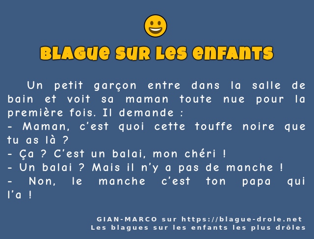   Un petit garçon entre dans la salle de...