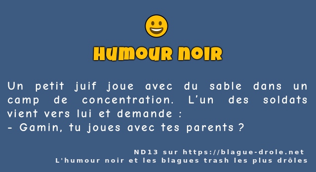 Un petit juif joue avec du sable dans un...