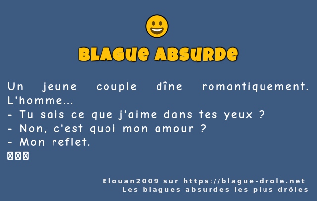 Un jeune couple dîne romantiquement....